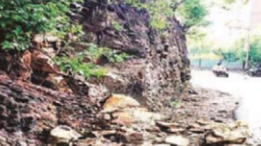 कात्रज में लगातार बारिश से पहाड़ी का हिस्सा धंस गया
